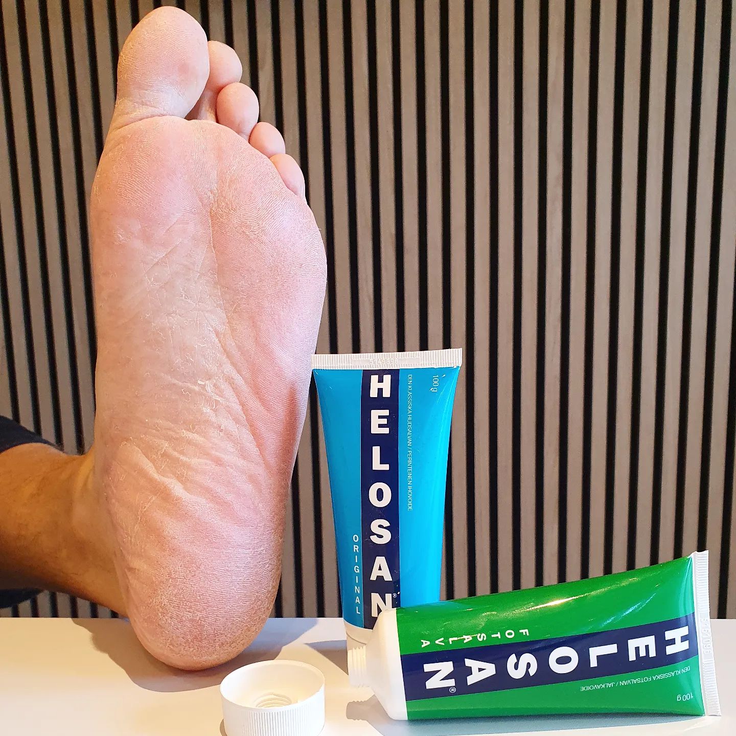 I samarbejde med @helosanskincare  så er jeg og familien i gang med at teste Helosan fodsalve. Her er det min mands fod - som det ses har den  brug for lidt kærlig omsorg. Så han smøre lige nu fusserne ind i helosan fodsalve og kan allerede se end forbedring. 

#helosandkbuzz #Helosan75 #hudcreme #Veganskincare #buzzador # hudpleje #creme #fodsalve #selvforkælelse #livetsommor #sygeplejerske #tester